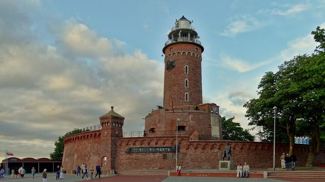 Wakacje nad morzem z dziećmi. Latarnie morskie w Polsce do zwiedzania. Kołobrzeg, Gąski i inne