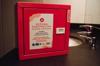 Setki różowych skrzyneczek zawiśnie w Gdańsku. Miasto walczy z wykluczeniem menstruacyjnym