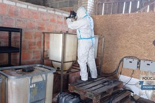 Likwidacja fabryki śmierci pod Przasnyszem! Gang produkował tony narkotyków