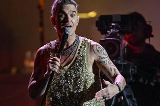 Robbie Williams doczekał się przeprosin. Znana gwiazda ubliżyła mu na wizji. Pokazał to w swoim serialu!