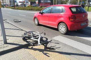 Volkswagen potrącił rowerzystkę na Ursynowie. Kobieta trafiła do szpitala
