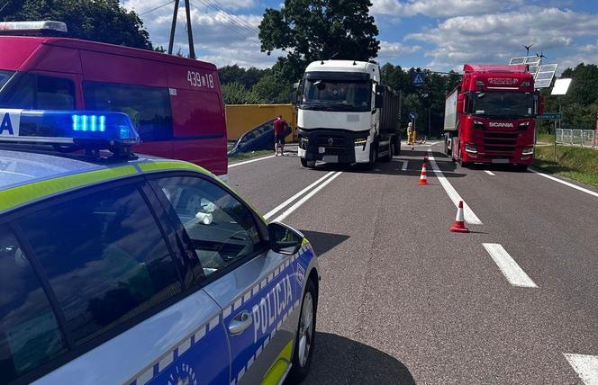 Osobówka zderzyła się z ciężarówką. Jedna osoba trafiła szpitala