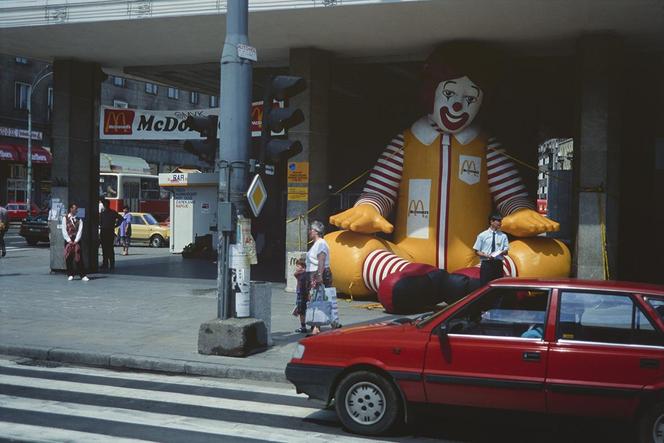 Aleje Jerozolimskie, reklama restauracji McDonalds przed domem towarowym Smyk, 1992-1993