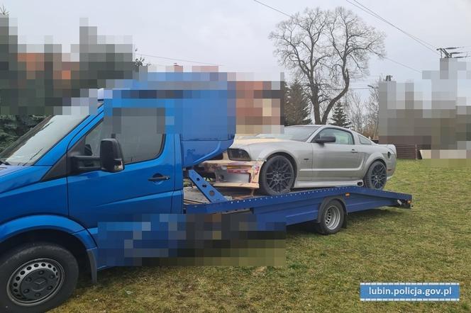 Skradziony Mercedes-Benz Sprinter i Ford Mustang