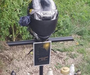 Jelenia Góra. Kask skradziony z krzyża przy ul. Wolności został odnaleziony. To pamiątka na cześć zmarłego motocyklisty [ZDJĘCIA].