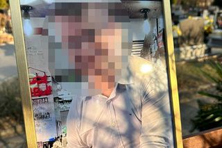 Kamil został pochowany niedaleko swoich dzieci. Eliza i Tomek patrzą na swojego kochanego tatę