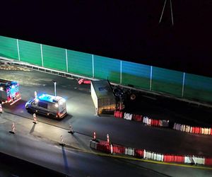 Wypadke na S7. Wjechał na remontowaną drogę. Wielka ciężarówka runęła na bok