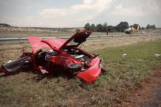 Porsche dachowało przy S19. Dwie osoby ranne