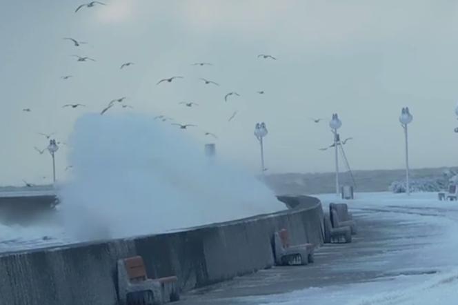 Bulwar Nadmorski w Gdyni walczy ze sztormem