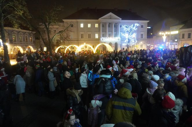 Orszak Świętego Mikołaja i choinka w Rynku w Kielcach