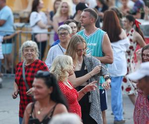 Potańcówka przed teatrem w Katowicach