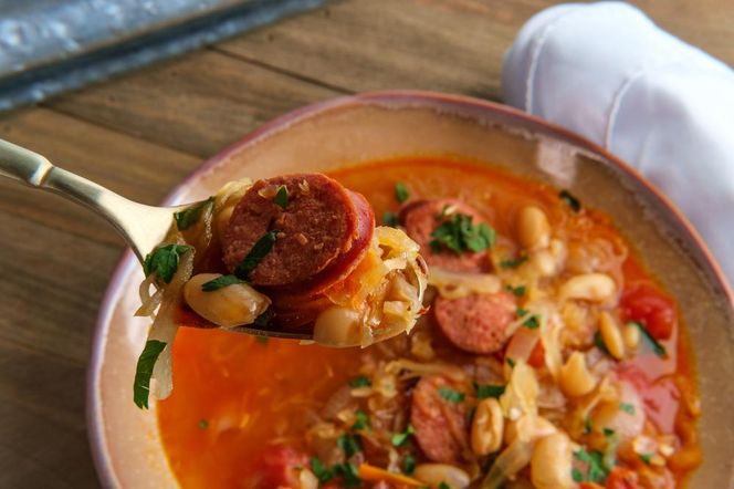 Szybki obiad w jednym garnku? Garnek drwala to strzał w dziesiątkę. Wystarczy kilka składników