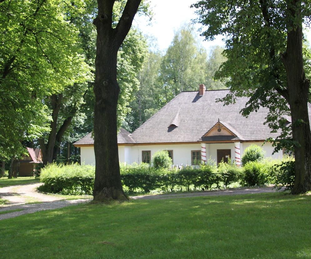To sławny dwór w Małopolsce. Skrywa mrożącą krew w żyłach tajemnicę