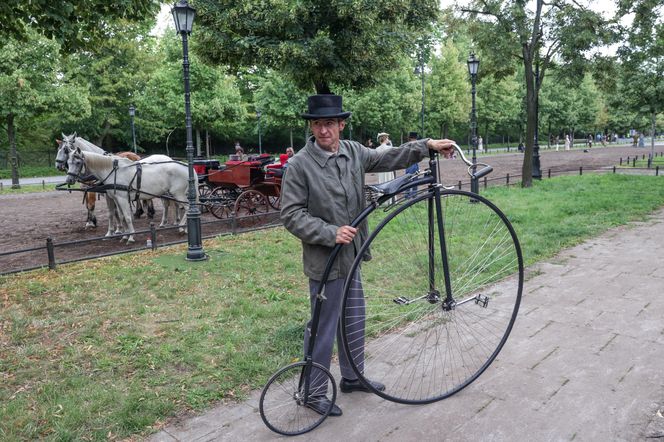 Nowa "Lalka" na ulicach Warszawy. Zdjęcia z planu filmowego jak wehikuł czasu