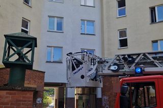 Łódź. Wybuch i pożar w mieszkaniu. 72-letni mieszkaniec usłyszał zarzuty [ZDJĘCIA].