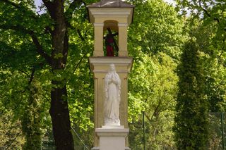 Szkoła projektu Romualda Gutta w Wilnie. Kapliczki obok szkoły