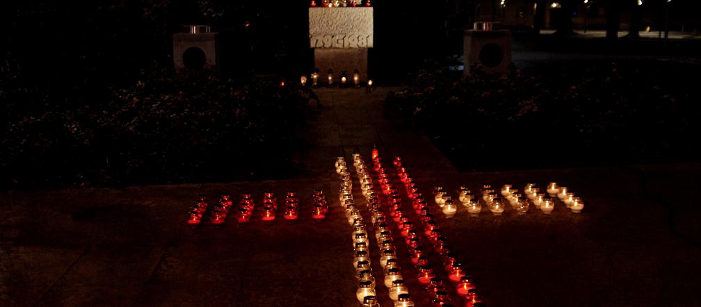 Znicze i flagi pod pomnikami. Lublin uczcił rocznicę 13 grudnia