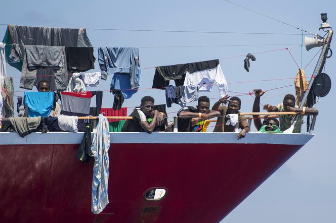 27 osób nie żyje po zatonięciu statku, przewożącego migrantów