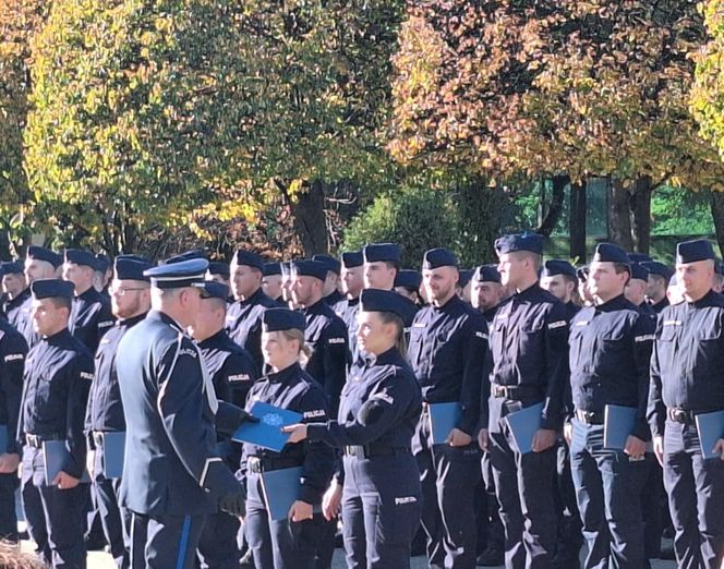 Uroczyste zakończenie szkolenia policyjnego w Katowicach. Ponad 200 nowych policjnatów