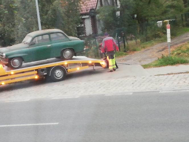 Podjechali pod garaż lawetą i ukradli samochód! Szuka ich policja z Torunia