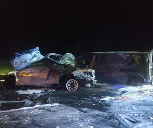 Tragedia pod Łowiczem! Kierowca zmarł w wypadku. Samochody całkowicie spłonęły 