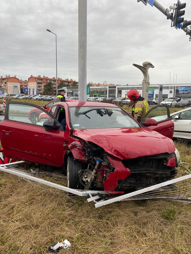 Nie ma świateł, jest kolizja. Zderzenie na dużym skrzyżowaniu w Lesznie