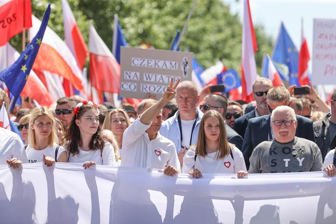 Policja podała, ile kosztowało zabezpieczenie marszu Donalda Tuska. Kwota szokuje! 