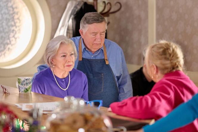 Na Wspólnej, odc. 3999. Maria (Bożena Dykiel), Włodek (Mieczysław Hryniewicz), Roża (Halina Rasiakówna) 