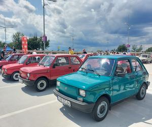 Zlot fiatów 126p w Galerii Libero w Katowicach