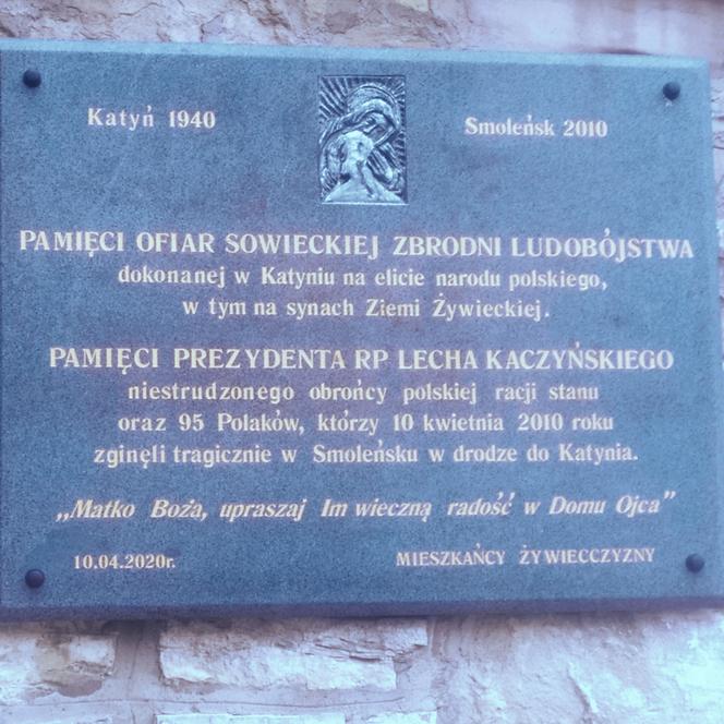 tablica Smoleńska na zabytkowej dzwonnicy w Żywcu