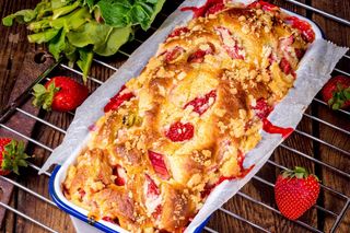 Puszyste ciasto z truskawkami i rabarbarem – łatwe, szybkie i zawsze się udaje!