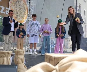 Dzień Cebularza 2025. Na pl. po Farze w Lublinie stanęło cebularzowe miasteczko