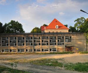 Pałac Sobieszów przed remontem – z dawną salą gimnastyczną