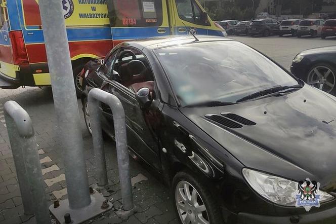  Trzylatek za kierownicą w Wałbrzychu. Przygniótł matkę do barierki na parkingu