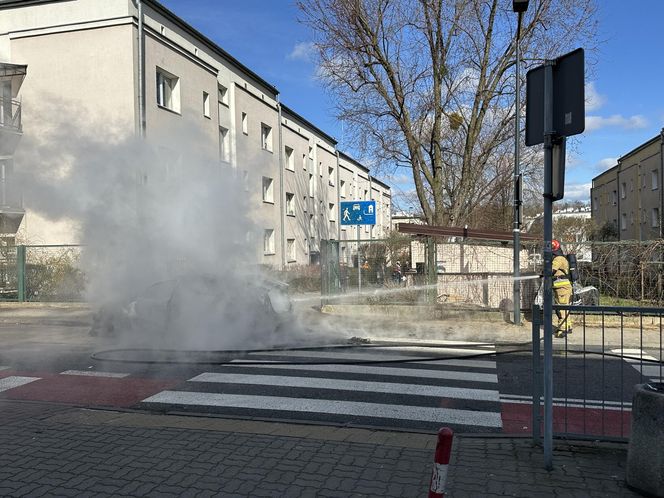 Gigantyczny pożar pod szkołą podstawową w Warszawie. Gęsty dym widać było z kilku kilometrów