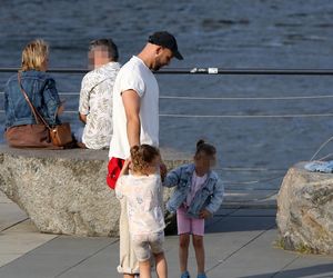 Maciej Pela z córeczkami nad Wisłą