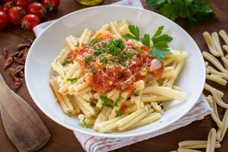 Strozzapreti, czyli makaron z sosem po włosku. Poznaj 3 sprawdzone przepisy