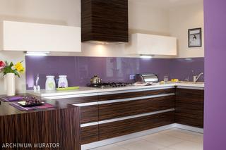 Aranżacja kuchni: fioletowa ściana i brązowe meble w fornirze zebrano [zdjęcia kuchni]