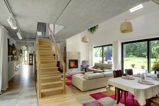 Schody w salonie - drewniane, betonowe, stalowe, szklane, jednobiegowe, dwubiegowe a może kręcone. Jest w czym wybrać