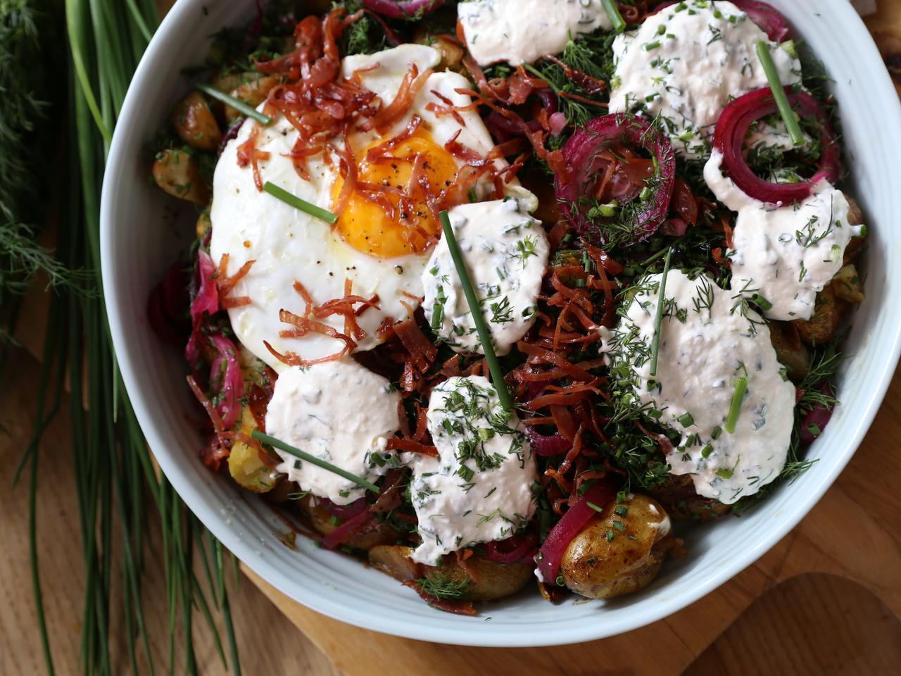 Sałatka z młodych ziemniaków z kindziukiem, marynowaną cebulką i ziołami: przepis Agaty Wojdy