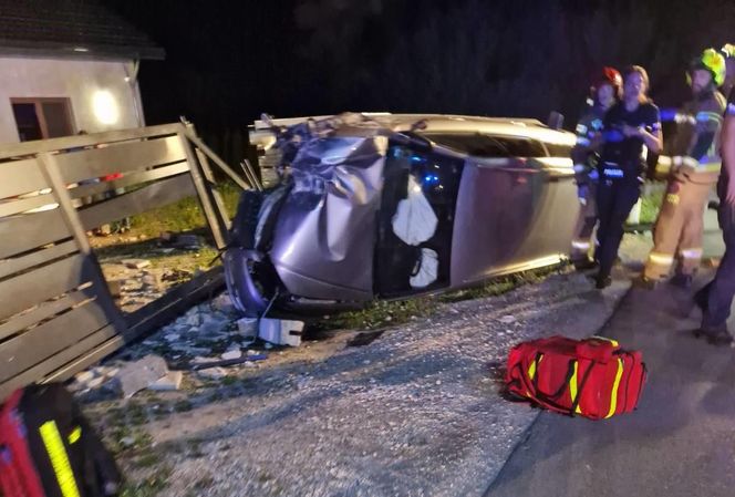 Nastolatek ukradł auto i je rozbił. Uciekł, zanim świadkowie dobiegli do leżącego na boku audi