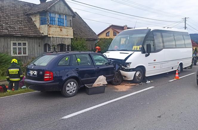 Osiem osób rannych w wypadku busa przewożącego dzieci