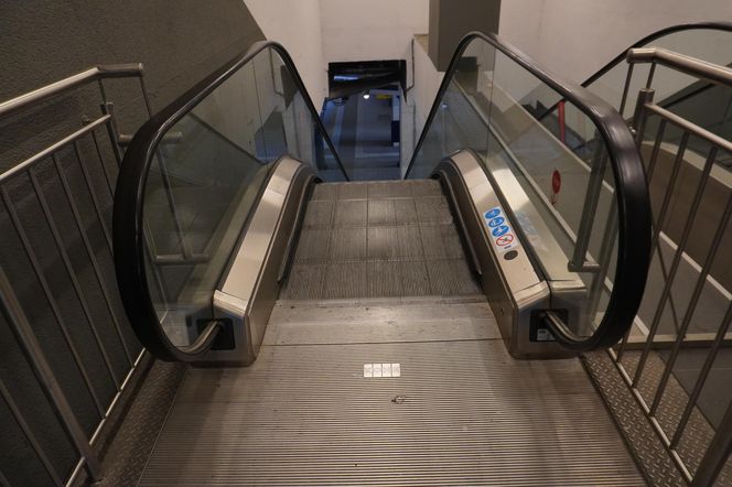 Niedziałające schody na dworcu w Poznaniu