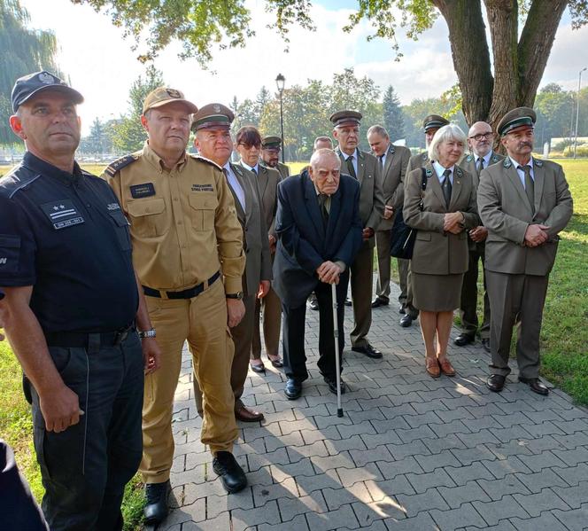 Trzy młode buki purpurowe na Skwerze Leśników Polskich wspólnie zasadzili pracownicy Nadleśnictwa Siedlce i Lasów Państwowych, władze miasta Siedlce i radni.