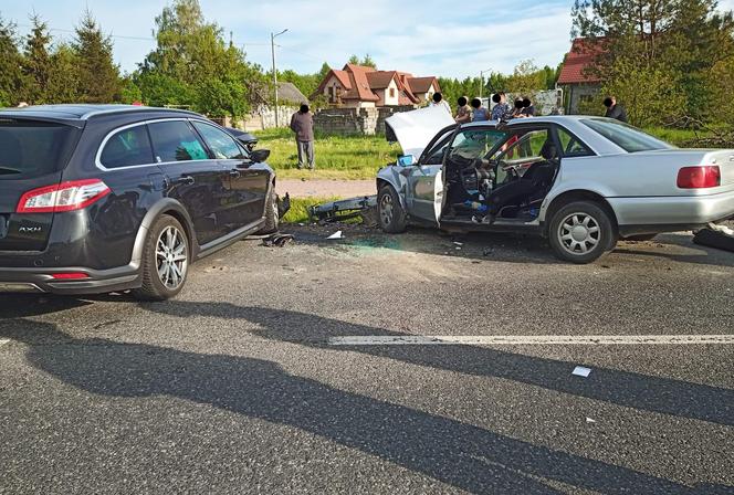 Potworne zderzenie pod Radomiem. Kierowca audi zmarł w szpitalu! [ZDJĘCIA].