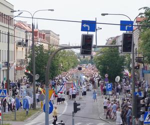 Boże Ciało 2024. Tłumy wiernych przeszły w procesji ulicami Białegostoku