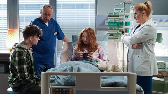 Na dobre i na złe, odcinek 817. Ula (Zuzanna Mikołajczyk), Alina Fisher (Katarzyna Skrzynecka), Stefan Tretter (Piotr Garlicki), Jacek (Jakub Jankiewicz)