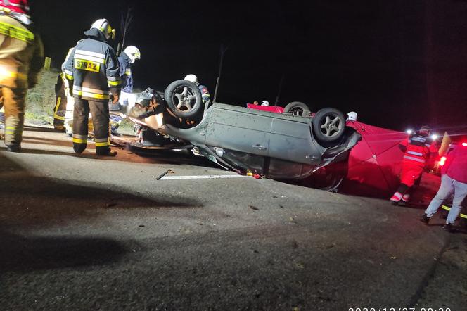 Wlewsk: Koszmarny wypadek na prostym odcinku drogi! Nie żyje 19-letni kierowca i pasażer