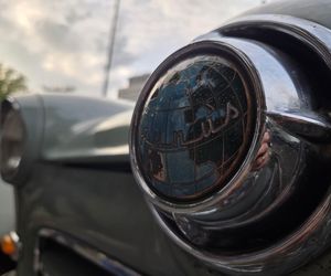 Klasyczna motoryzacja znów zachwyciła Bydgoszcz. „Bydgoskie Klasyki Nocą” przy Torbydzie