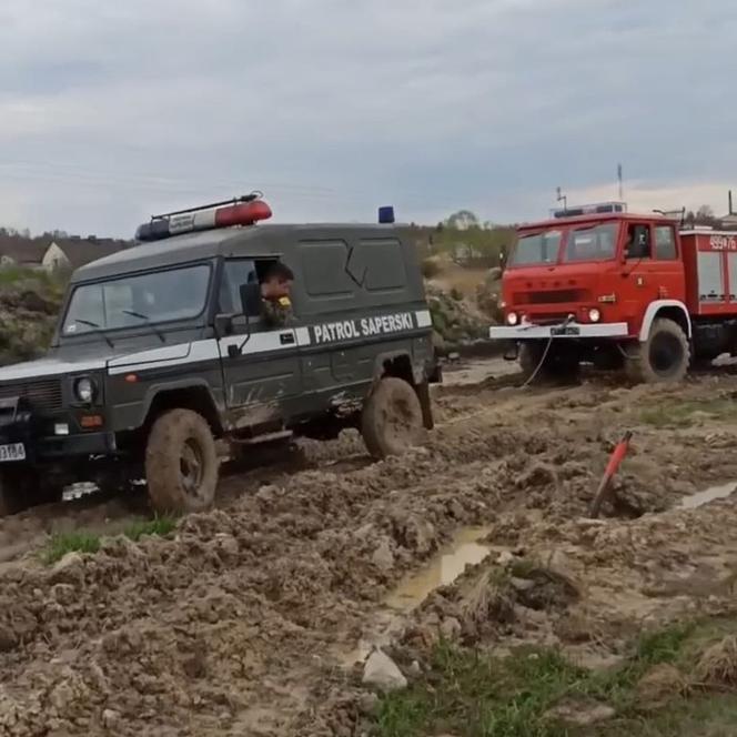  W Parszowie patrol saperski ugrzązł w błocie